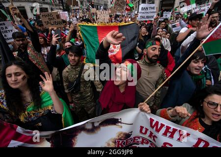 Migliaia di manifestanti dimostrano solidarietà al popolo afghano che vive sotto il governo dei talebani. Londra 28-08-2021 Foto Stock