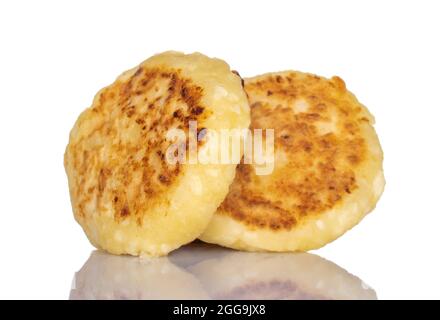 Due fragranti pancake caserecci al formaggio, primo piano, isolati su bianco. Foto Stock