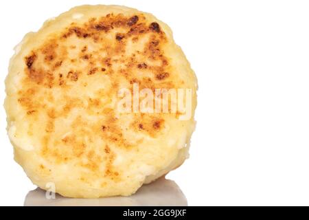 Una fragrante frittella fatta in casa al formaggio, da vicino, isolata su bianco. Foto Stock