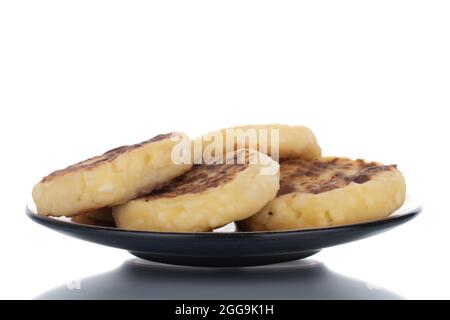 Diversi cheesecake profumati fatti in casa con piatti in ceramica, primo piano, isolato su bianco. Foto Stock