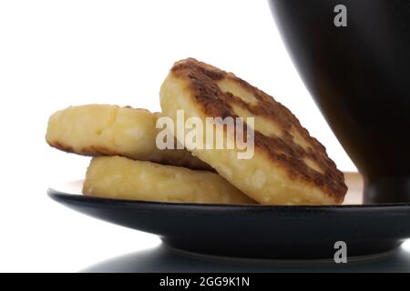 Diversi cheesecake profumati fatti in casa con piatti in ceramica, primo piano, isolato su bianco. Foto Stock