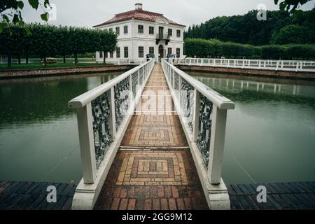 SAN PIETROBURGO, RUSSIA - agosto 2021 Palazzo Marly nei Giardini inferiori di Peterhof. Foto di alta qualità Foto Stock