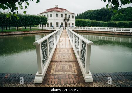 SAN PIETROBURGO, RUSSIA - agosto 2021 Palazzo Marly nei Giardini inferiori di Peterhof. Foto di alta qualità Foto Stock