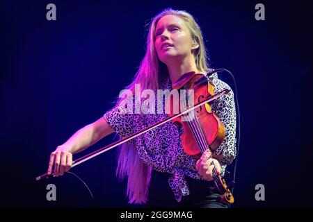 Toronto, Canada. 28 agosto 2021. Kendel Carson suona insieme ad Alan Doyle in uno spettacolo esaurito al Budweiser Stage di Toronto. (Foto di Angel Marchini/SOPA Images/Sipa USA) Credit: Sipa USA/Alamy Live News Foto Stock