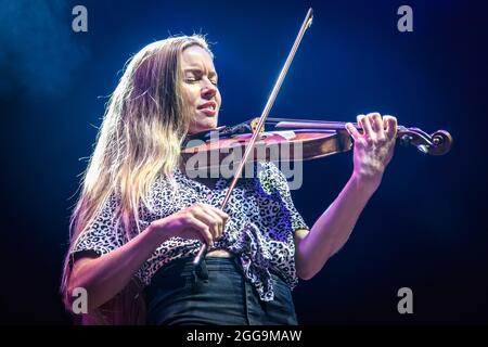 Toronto, Canada. 28 agosto 2021. Kendel Carson suona insieme ad Alan Doyle in uno spettacolo esaurito al Budweiser Stage di Toronto. (Foto di Angel Marchini/SOPA Images/Sipa USA) Credit: Sipa USA/Alamy Live News Foto Stock