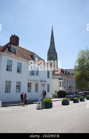 Edifici vicino alla cattedrale di Salisbury nel Wiltshire nel Regno Unito Foto Stock