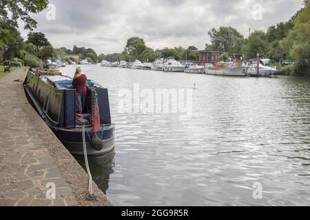 barca stretta ormeggiata a sunbury sul fiume tamigi in surrey Foto Stock