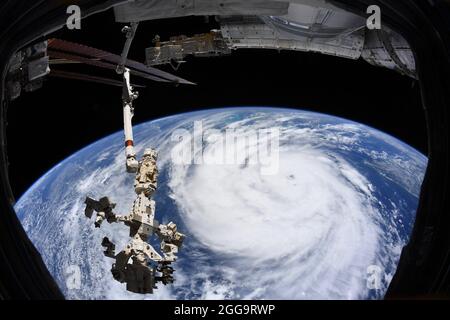 L'uragano Ida è visto in questa immagine presa a bordo della Stazione spaziale Internazionale. Il pericoloso uragano fece la caduta in Louisiana domenica 29 agosto 2021, con un vento massimo sostenuto di 150 miglia all'ora, o 241 chilometri all'ora. L'immagine è stata condivisa sull'account Twitter dell'astronauta dell'Agenzia spaziale europea e del membro dell'equipaggio della spedizione 65 Thomas Pesquet, mentre la tempesta si è abbattuta nel Golfo del Messico davanti alla sua caduta. Dallo spazio, i nostri satelliti che osservano la Terra hanno una visione unica delle tempeste. Queste osservazioni forniscono dati che ci aiutano a lavorare con le agenzie partner, tra cui il National Oceano Foto Stock