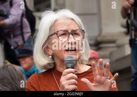 Ann Pettifor - economista e autore - parla a una demodrazione della ribellione di estinzione alla Banca d'Inghilterra, 27 agosto 2021 Foto Stock