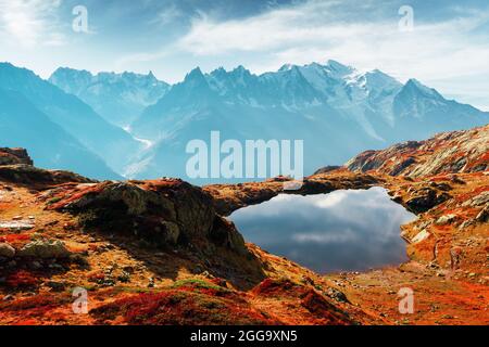 Tramonto colorato sul lago Chesery (Lac De Cheserys) nelle Alpi francesi. La catena montuosa del Monte Bianco sullo sfondo. Chamonix, Alpi Graiche. Fotografia di paesaggio Foto Stock