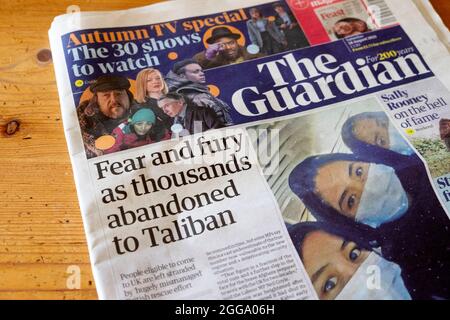 Prima pagina del giornale Afghanistan 'paura e furia come migliaia abbandonate ai talebani' Kabul aeroporto il 28 agosto 2021 a Londra UK Foto Stock