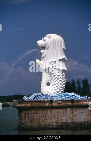 Singapore. Statua di Merlion all'ingresso del porto. Foto Stock