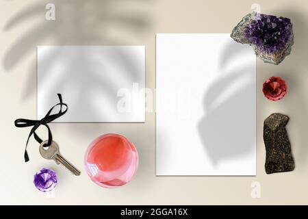 Cartoncini a lay piatto o carta intestata Mockup, orizzontali e verticali, circondati da cristalli e oggetti magici Foto Stock
