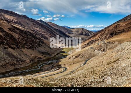 Vista della valle vicino a Tanglang la Pass Foto Stock