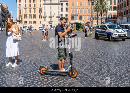 ROMA ITALIA, REGNO UNITO. 30 ago 2021. Persone che guidano uno scooter elettrico in una giornata calda a Roma. Gli scooter elettrici sono diventati popolari nella capitale romana e vengono utilizzati regolarmente come mezzi di trasporto per la mobilità. Credit: amer Ghazzal/Alamy Live News Foto Stock