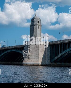 Il Longfellow Bridge è un ponte ad arco in acciaio che attraversa il fiume Charles e collega il quartiere Beacon Hill di Boston con l'area di Kendall Square Foto Stock