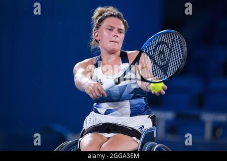 TOKYO, GIAPPONE. 30 ago 2021. Jordanne Whiley of Great Britain e Manami Tanak of Japan gareggiano in Women’s Singles 2nd Round durante la competizione di tennis su sedia a rotelle dei giochi Paralimpici di Tokyo 2020 all'Ariake Tennis Park lunedì 30 agosto 2021 a TOKYO, GIAPPONE. Credit: Taka G Wu/Alamy Live News Foto Stock