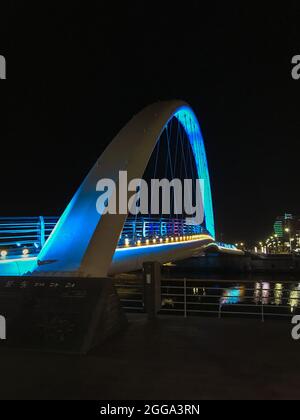 Gangneung, Corea del Sud - 16 febbraio 2018: Ponte Gangmun Sotdae illuminato blu di notte Foto Stock