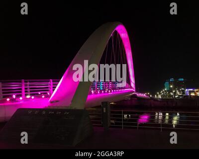 Gangneung, Corea del Sud - 16 febbraio 2018: Ponte Gangmun Sotdae illuminato di notte Foto Stock