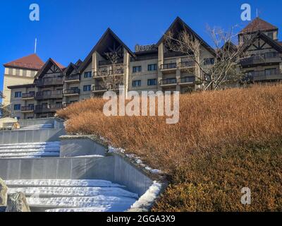 PyeongChang, Corea del Sud - 17 febbraio 2018: Facciata dell'Intercontinental Hotel presso la stazione sciistica di Alpensia contro il cielo blu Foto Stock