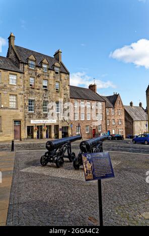 Due vecchi cannoni si trovano all'incrocio tra Broad Street e St Mary's Wynd, nel cuore della città vecchia di Stirling, Scozia, Regno Unito - 16 luglio 2 Foto Stock