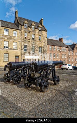 Due vecchi cannoni si trovano all'incrocio tra Broad Street e St Mary's Wynd, nel cuore della città vecchia di Stirling, Scozia, Regno Unito - 16 luglio 2 Foto Stock