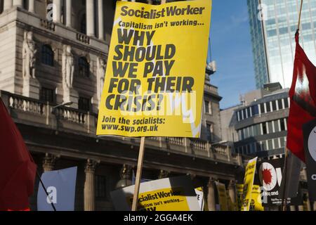 La dimostrazione anticapitalista contro i governi britannici prevede di salvare le banche a causa della stretta creditizia. All'angolo tra Threadneedle Street e Cornhill Street, City of London. Banca d'Inghilterra a sinistra e il Royal Exchange l'edificio principale sullo sfondo. Banca d'Inghilterra, Londra, Regno Unito. 10 Ott 2008 Foto Stock