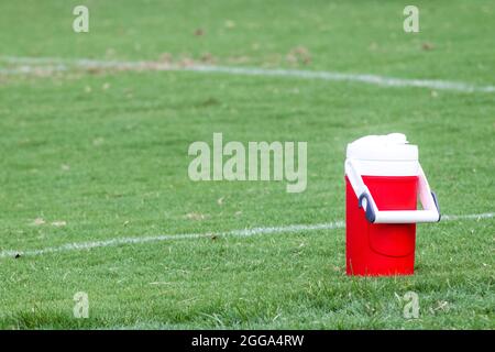 Caraffa d'acqua lungo il margine di un campo da calcio o da calcio Foto Stock