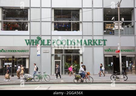 Whole Foods Market sulla 6th Avenue a Bryant Park a Manhattan, New York City. Foto Stock