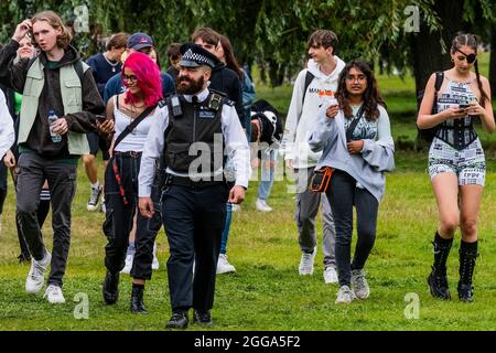 Londra, Regno Unito. 30 ago 2021. C'è un obvous presenece della polizia - ALT LDN da Live Nation un hip-hop/Rap e R&B/Soul mini festival come parte di un week-end di festa della Banca di eventi sul Clapham comune. È un giorno grigio e i numeri sono attesi per essere ben al di sotto della capacità. Credit: Guy Bell/Alamy Live News Foto Stock