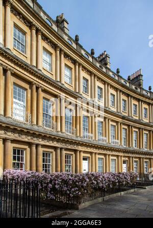 Il Circus, una terrazza georgiana di prima categoria, progettata da John Wood The Elder e costruita tra il 1754-1768 nella città di Bath, nel Regno Unito, patrimonio dell'umanità Foto Stock