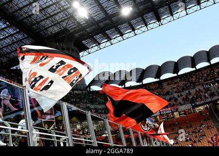 Milano, Italia. 29 agosto 2021. La bandiera milanese sventola durante la serie UNA partita di calcio 2021/2022 tra AC Milano e Cagliari Calcio allo stadio Giuseppe Meazza di Milano (Italia), 29 agosto 2021. Foto Andrea Staccioli/Insidefoto Credit: Ininsidefoto srl/Alamy Live News Foto Stock