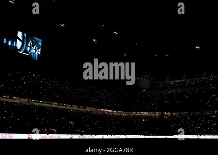 Milano, Italia. 29 agosto 2021. Gli spettatori accendono le luci dei loro telefoni cellulari durante la Serie 2021/2022 UNA partita di calcio tra AC Milan e Cagliari Calcio allo Stadio Giuseppe Meazza di Milano, 29 agosto 2021. Foto Andrea Staccioli/Insidefoto Credit: Ininsidefoto srl/Alamy Live News Foto Stock