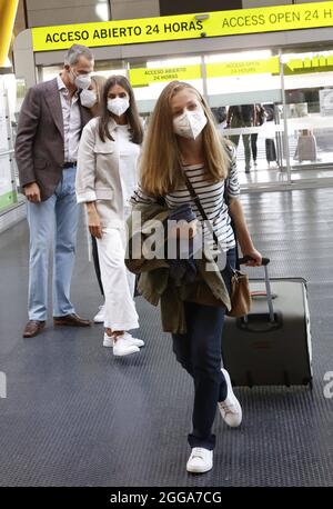 Madrid, Spagna. 30 ago 2021. I Re Felipe VI e Letizia con l'Infanta Sofia dicono Arrivederci alla Principessa delle Asturie Leonor all'aeroporto di Madrid, lunedì 30 agosto 2021 credito: CORDON PRESS / Alamy Live News Foto Stock