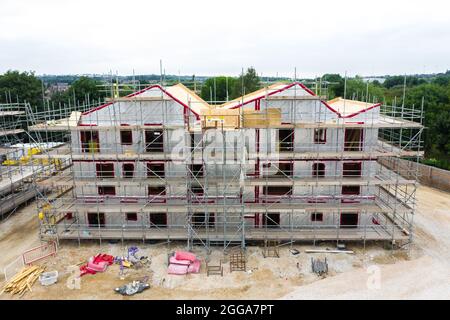 Una casa modulare di nuova costruzione su un cantiere e circondata da ponteggi Foto Stock