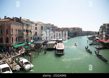 Canal Grande con turisti gondole e battelli dall'alto -Venezia,Italia Foto Stock