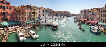 Canal Grande con turisti gondole e battelli dall'alto -Venezia,Italia Foto Stock