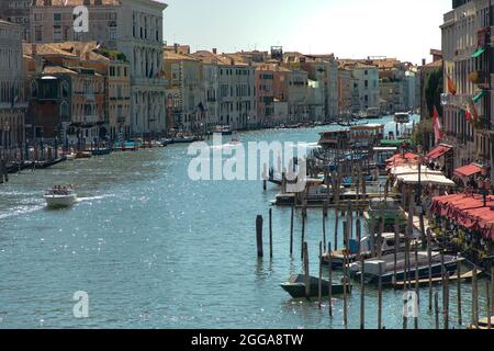 Canal Grande con turisti gondole e battelli dall'alto -Venezia,Italia Foto Stock