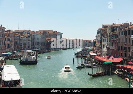 Canal Grande con turisti gondole e battelli dall'alto -Venezia,Italia Foto Stock