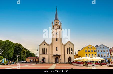 Bytow, Polonia - 5 agosto 2021: Chiesa parrocchiale di Santa Caterina d'Alessandria a Rynek Market Square nel centro storico di Bytow nella regione di Kaszuby Foto Stock