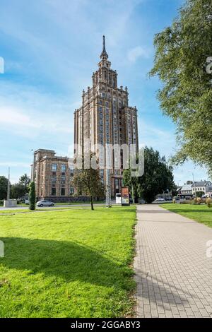 Riga, Lettonia. Agosto 2021. Vista panoramica dell'Accademia Lettone delle Scienze nel centro della città Foto Stock