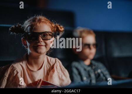 Bambini piccoli con occhiali 3d al cinema, guardando film. Foto Stock