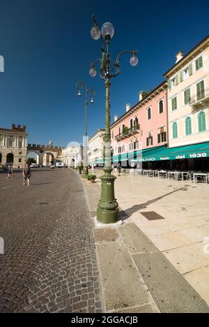 Guardando da Piazza Bra verso i Portoni della Bra a Verona Foto Stock