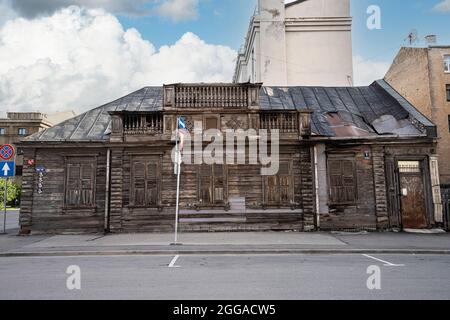 Riga, Lettonia. Agosto 2021. Vista sulle tipiche case in legno nel centro della città Foto Stock