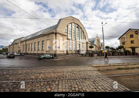 Riga, Lettonia. Agosto 2021. Vista esterna del mercato centrale nel centro della città Foto Stock
