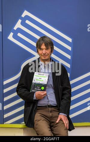 Edimburgo, Scozia, Regno Unito, 30 agosto 2021. Edinburgh International Book Festival: Nella foto: Ian Rankin, scrittrice scozzese del crimine, al festival del libro con il suo nuovo libro intitolato The Dark Stains basato su un libro incompiuto di William McIlvanney's Foto Stock