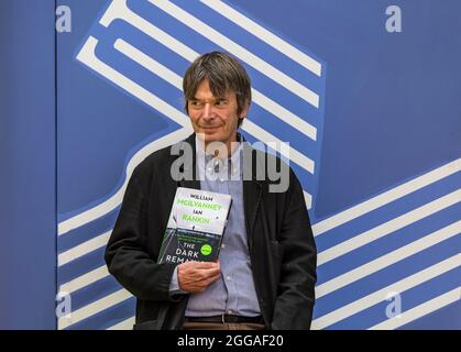 Edimburgo, Scozia, Regno Unito, 30 agosto 2021. Edinburgh International Book Festival: Nella foto: Ian Rankin, scrittrice scozzese del crimine, al festival del libro con il suo nuovo libro intitolato The Dark Stains basato su un libro incompiuto di William McIlvanney's Foto Stock