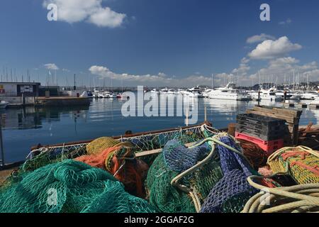 Attrezzatura da pesca sulla banchina del porto di Torquay. Foto Stock