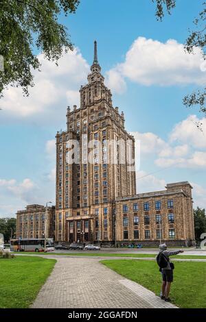 Riga, Lettonia. Agosto 2021. Vista panoramica dell'Accademia Lettone delle Scienze nel centro della città Foto Stock