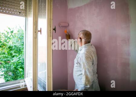 Estate, tempo per le riparazioni-preparazione delle pareti e del soffitto di una cucina domestica per intonacatura e pittura il 20,2021 luglio, Gorna Oryahovitsa, Bulgaria Foto Stock